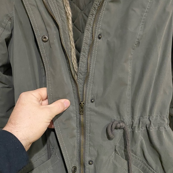 Hollister Faux Fur-Lined Parka in olive green- Womens size Small - Picture 3 of 8